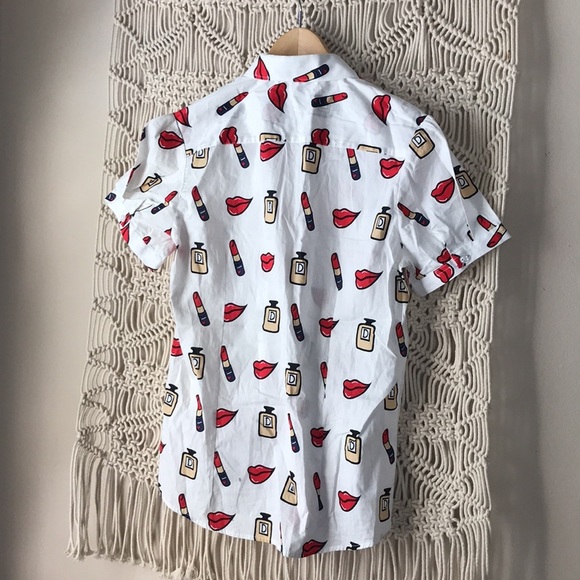 Dioufond lips 👄 & lipstick 💄 print button down short sleeve blouse - Picture 6 of 7